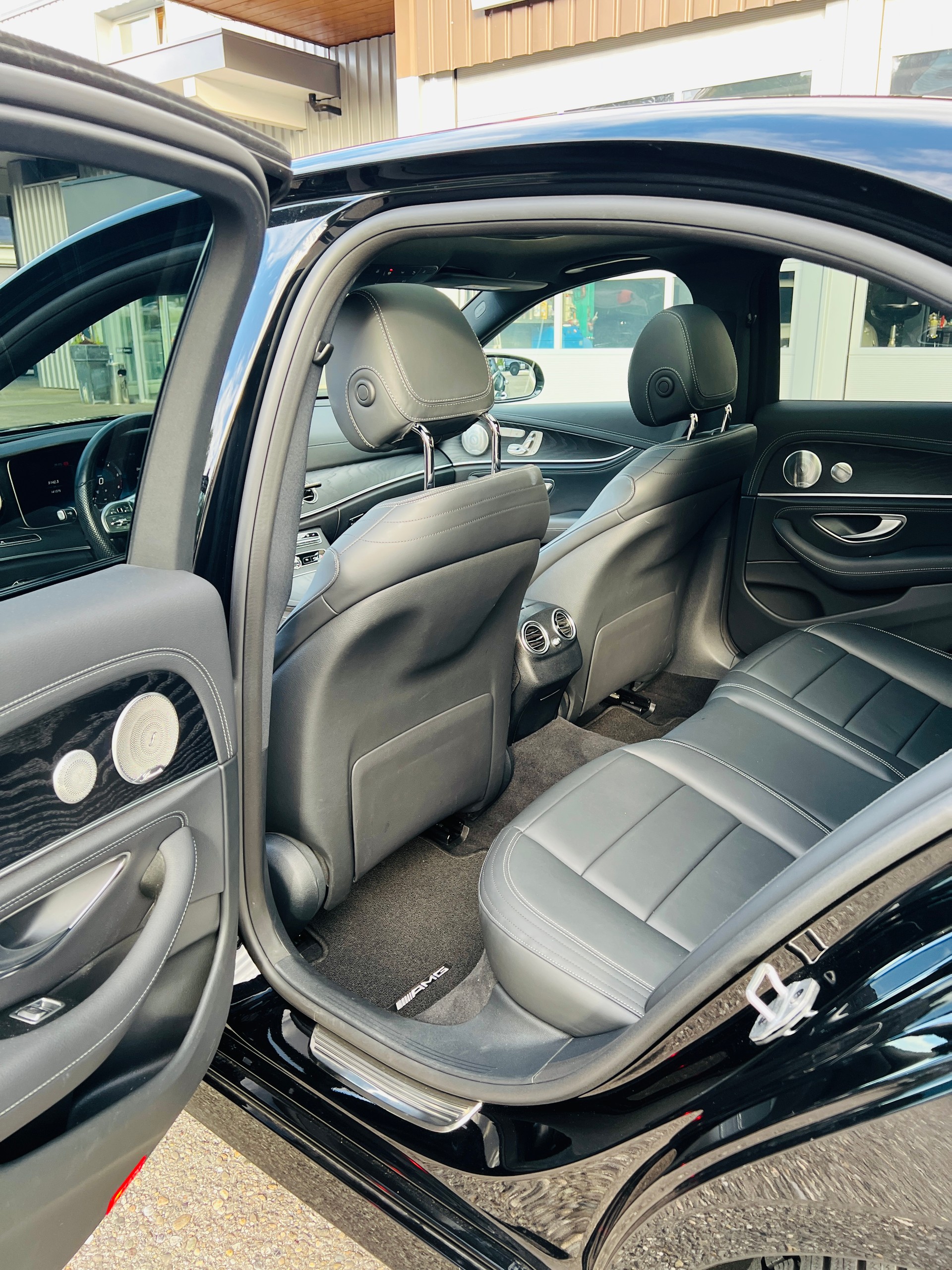 MERCEDES-BENZ E 220 d Swiss Star AMG Line 4matic-image-4