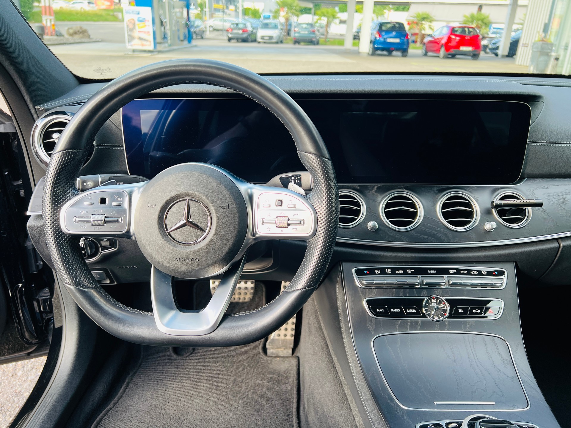 MERCEDES-BENZ E 220 d Swiss Star AMG Line 4matic-image-3