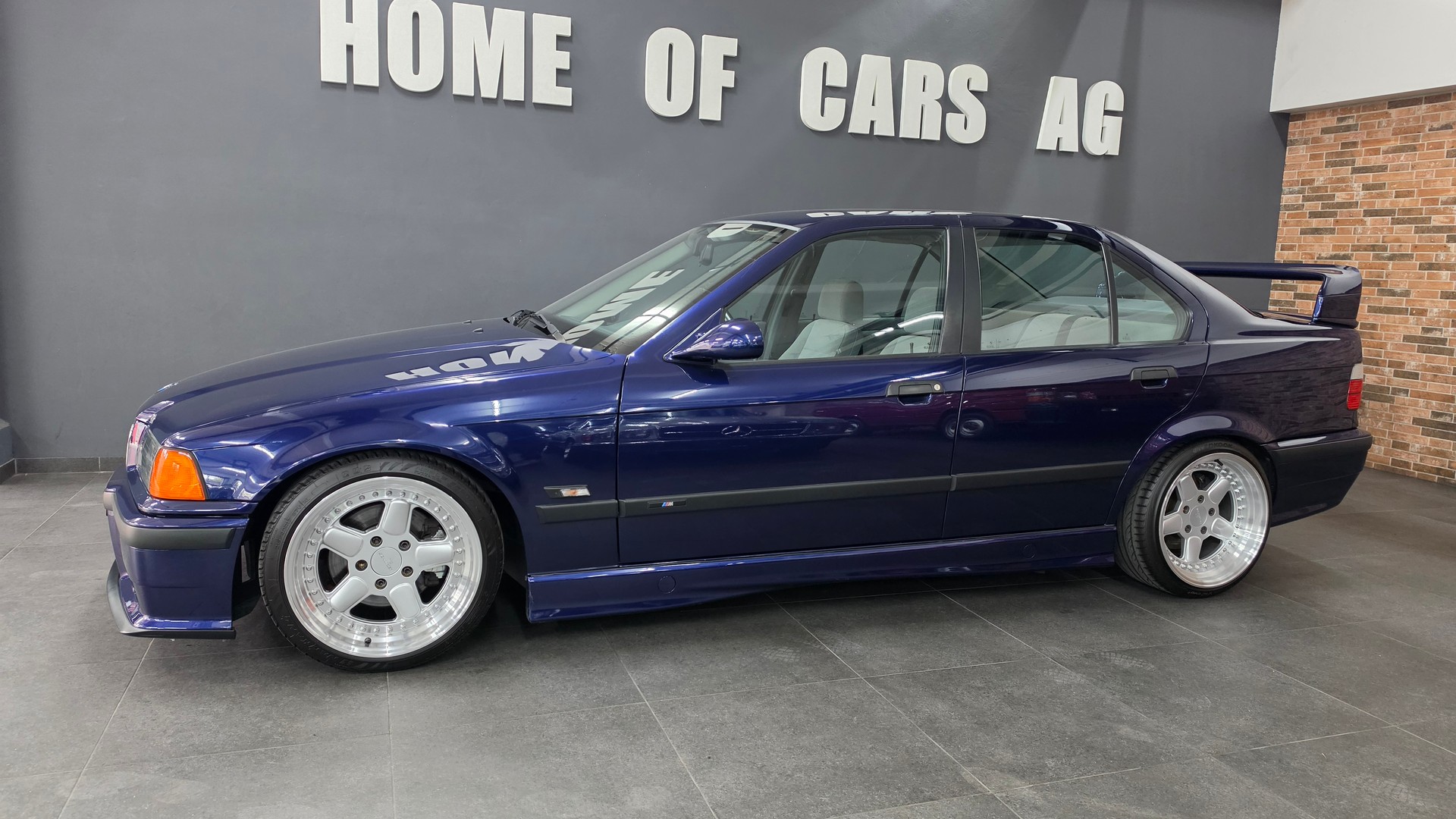 BMW 318iS-image-6