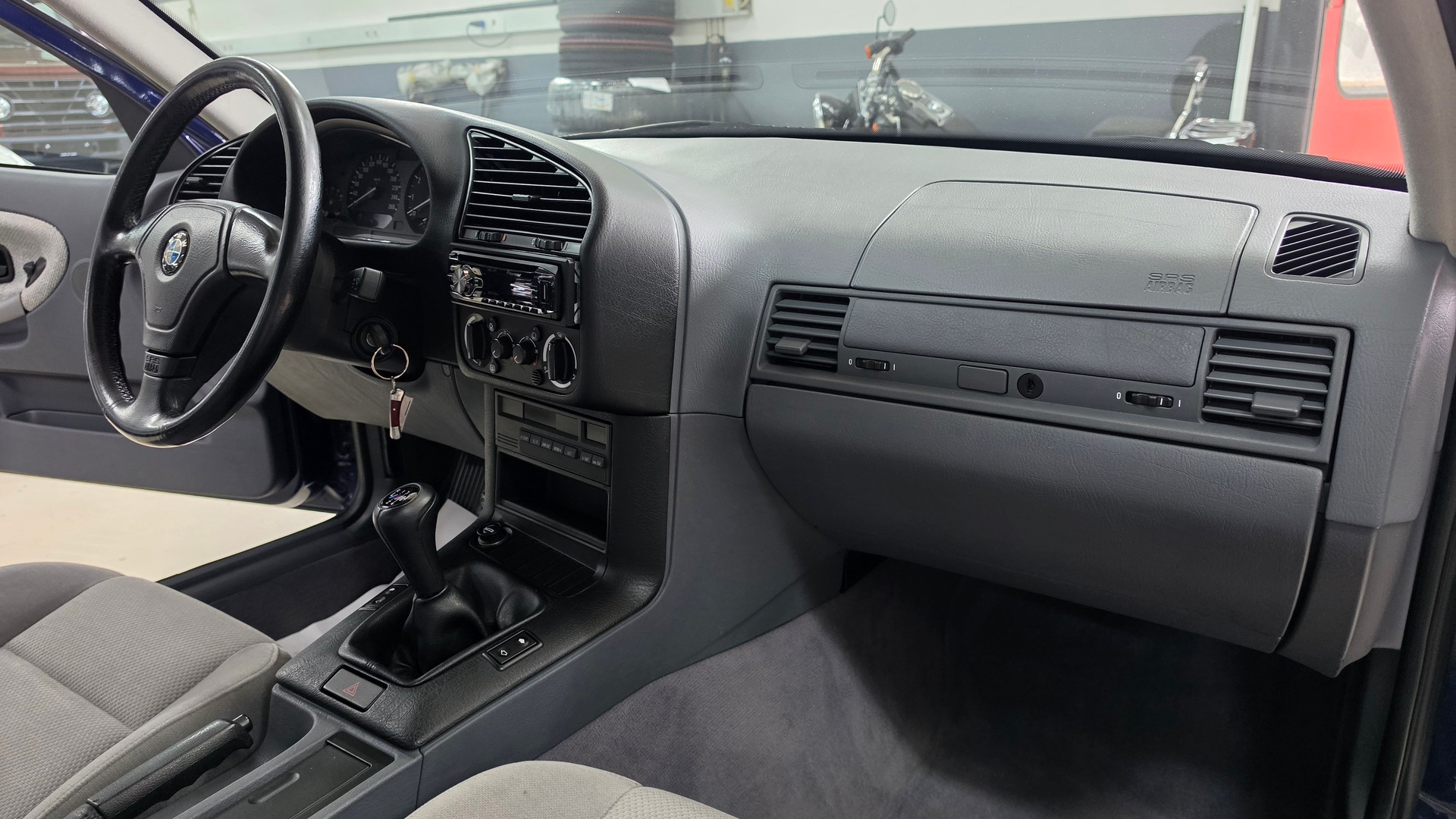 BMW 318iS-image-24