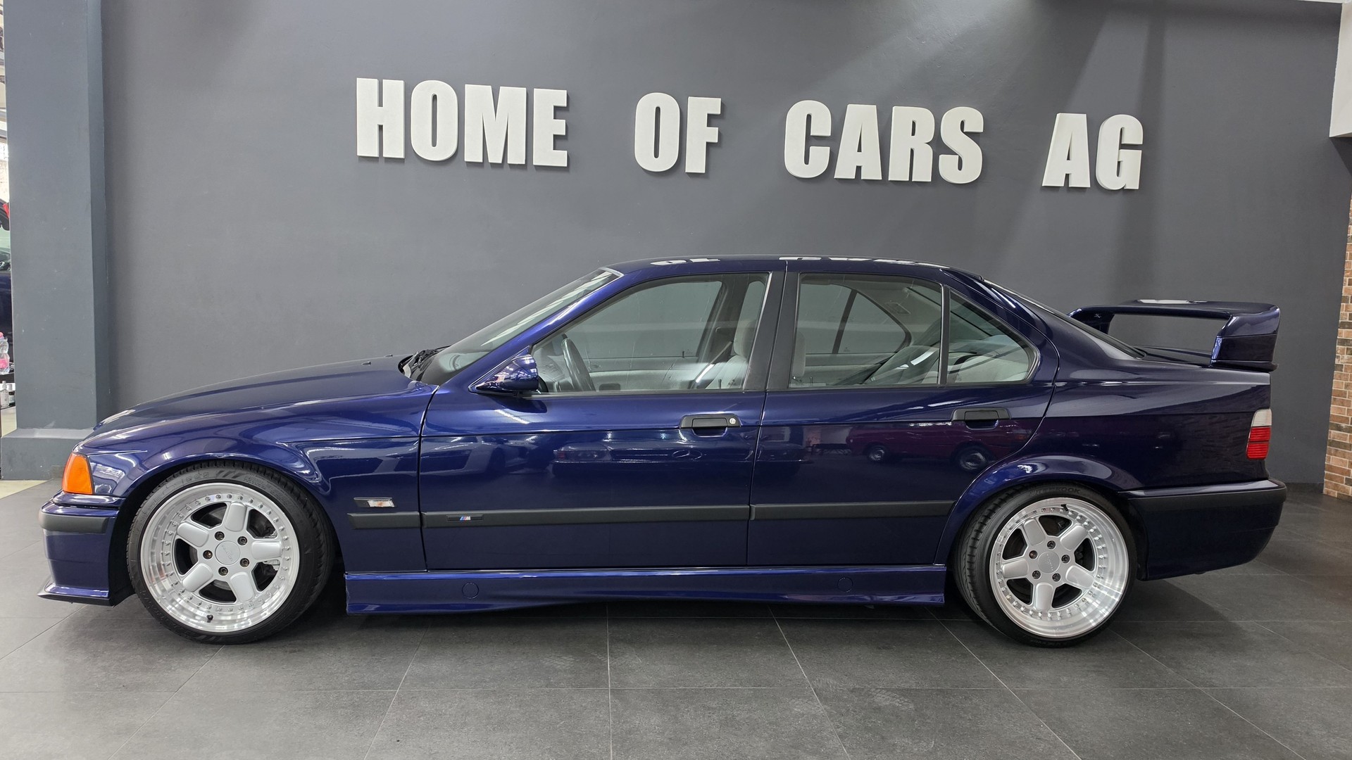 BMW 318iS-image-7