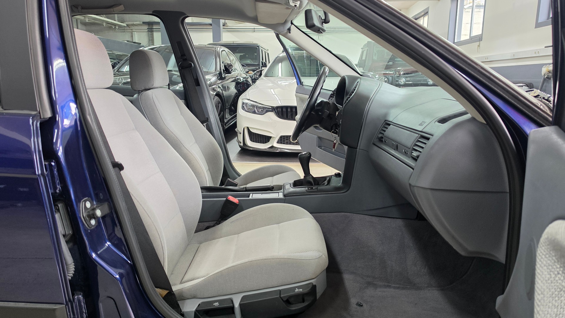 BMW 318iS-image-25