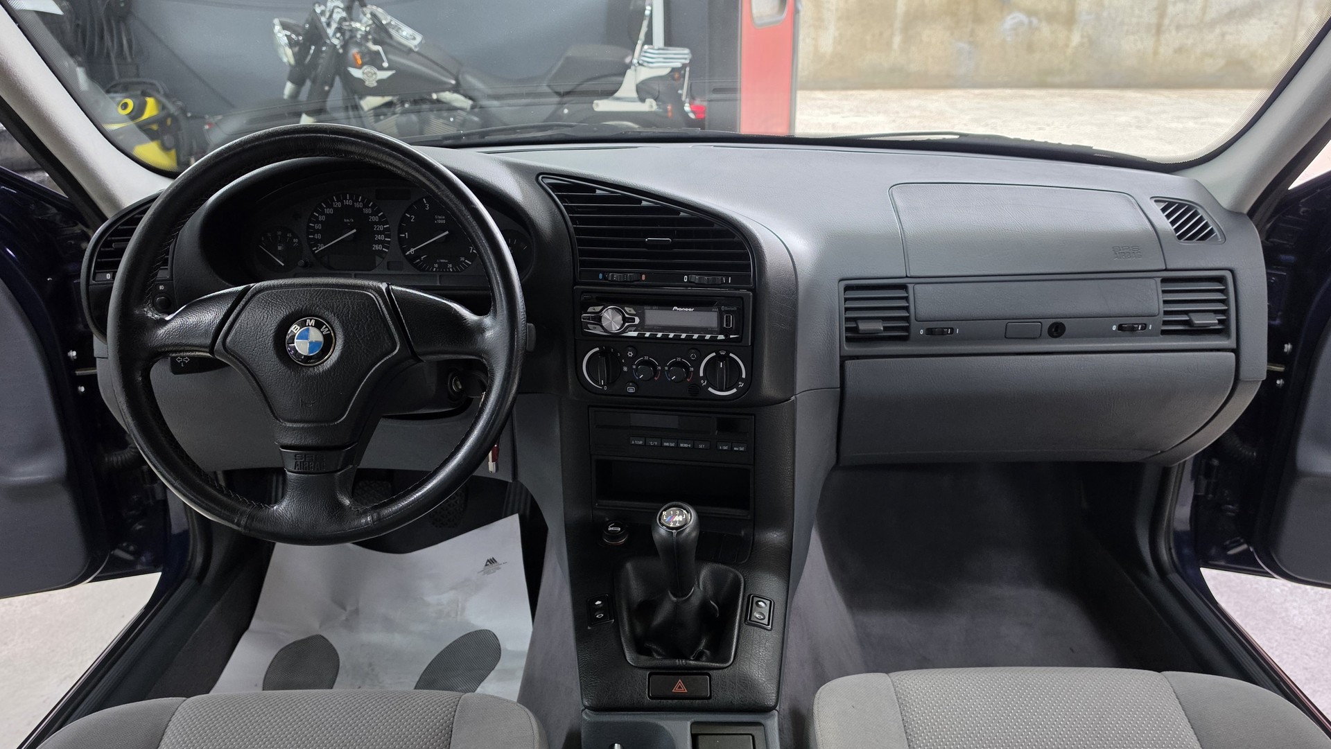 BMW 318iS-image-27