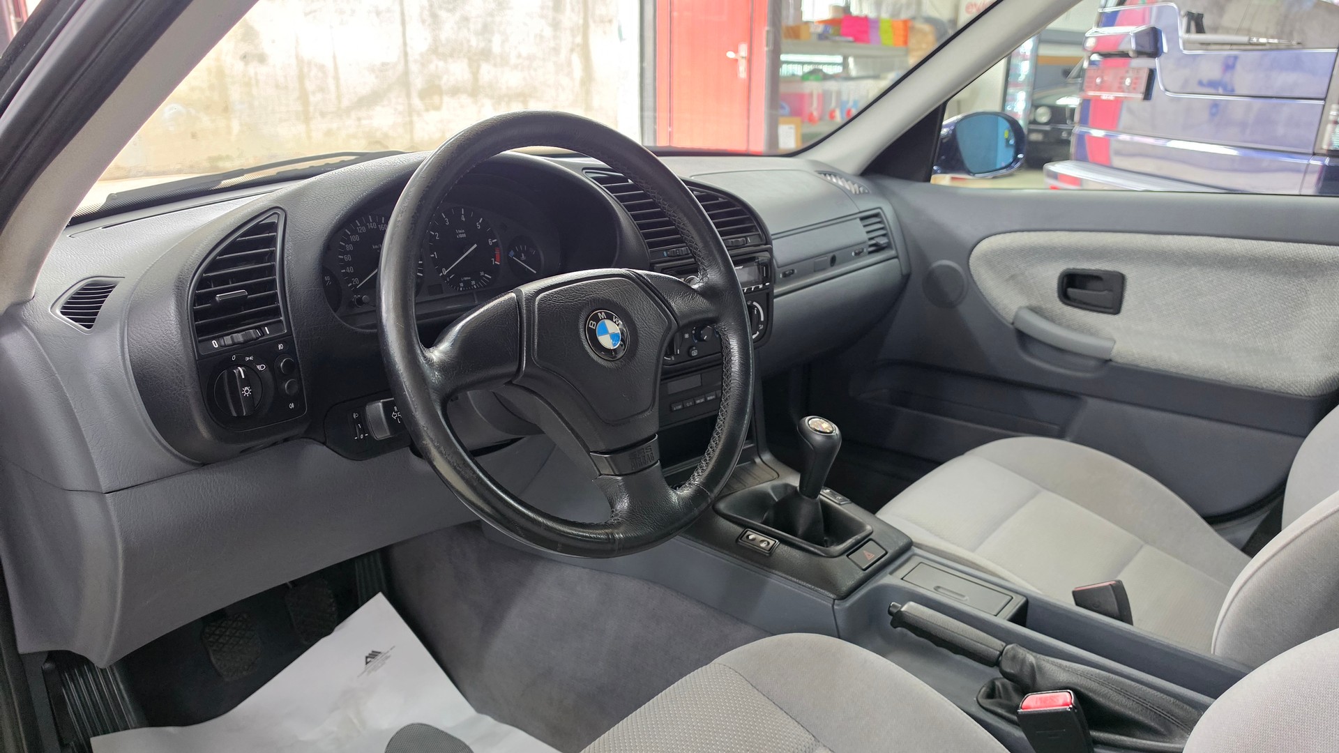 BMW 318iS-image-21