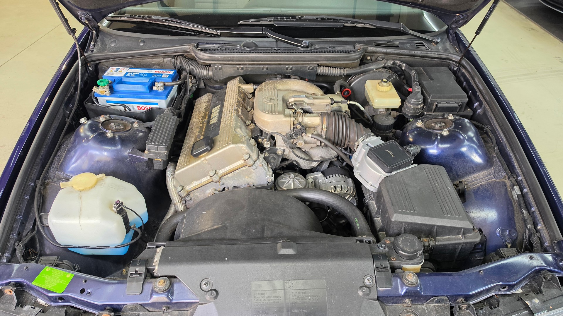 BMW 318iS-image-30