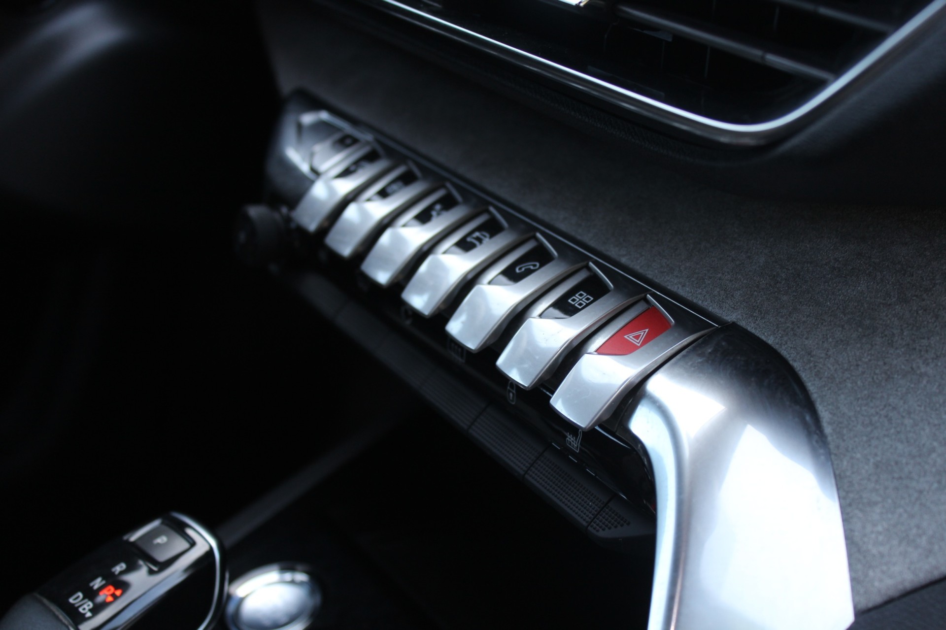 PEUGEOT 3008 1.6 Plug-in Hybrid4 GT Pack-image-9