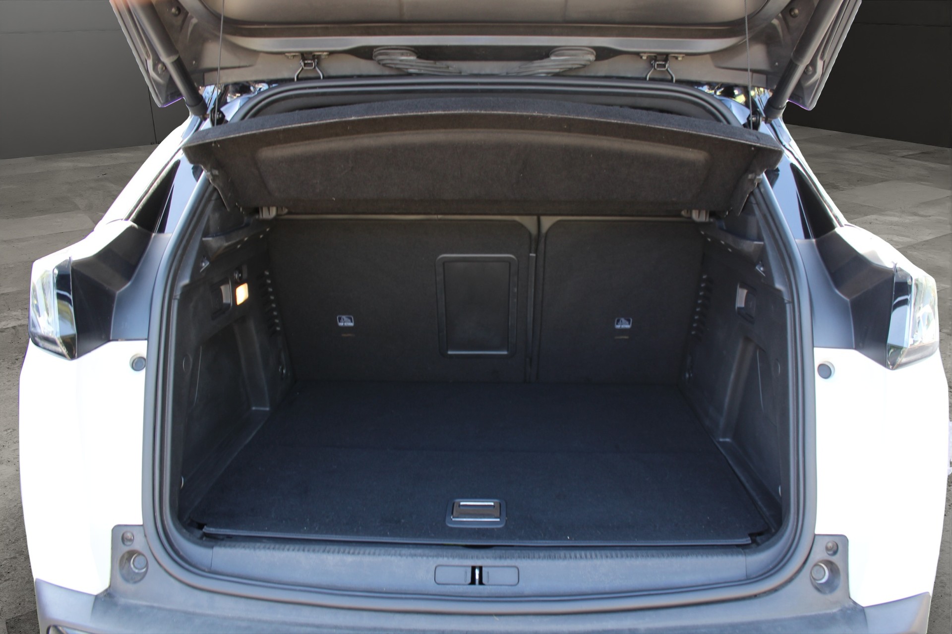 PEUGEOT 3008 1.6 Plug-in Hybrid4 GT Pack-image-11