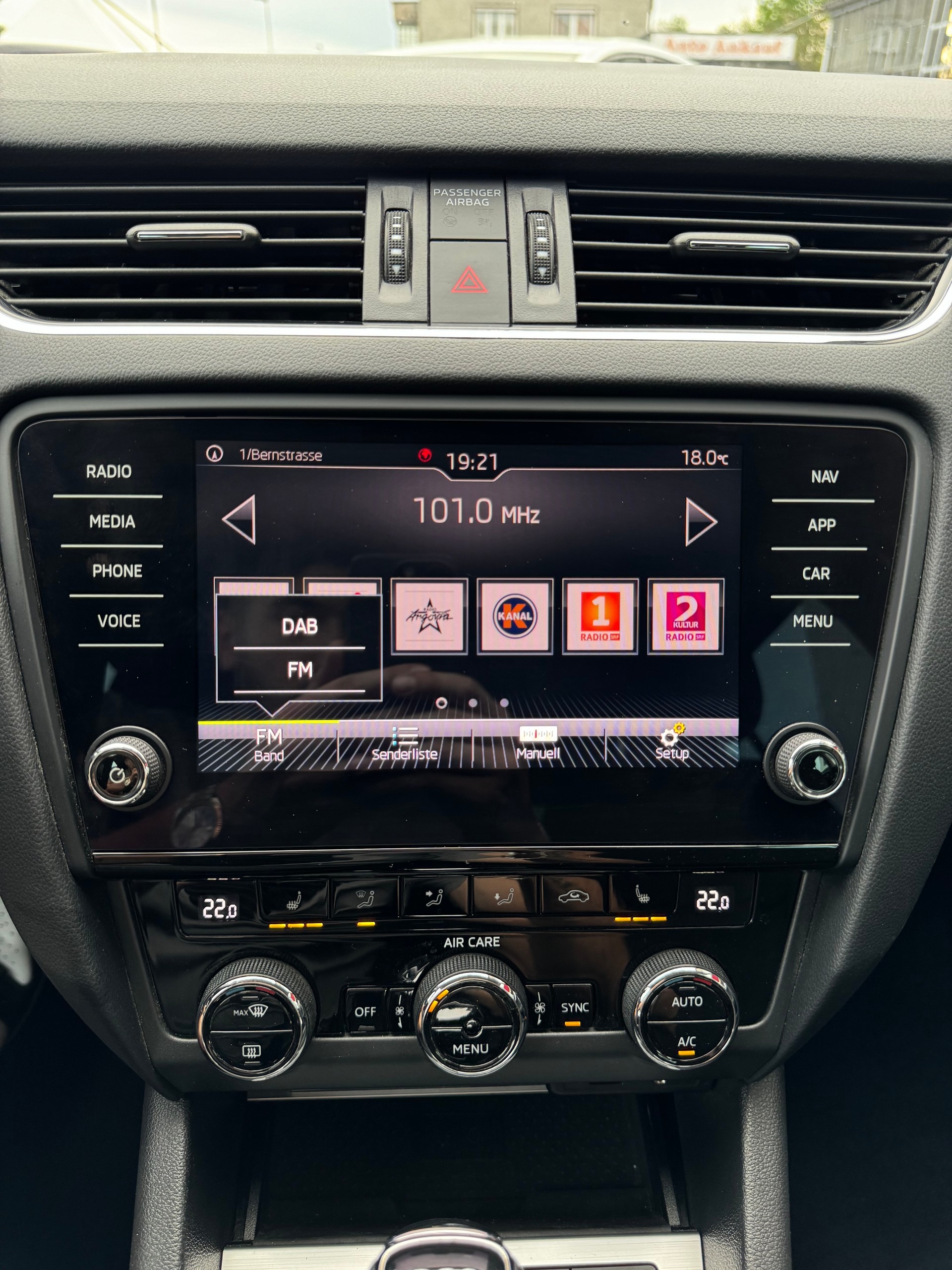 SKODA Octavia Combi 2.0 TDI Ambition 4x4-image-17