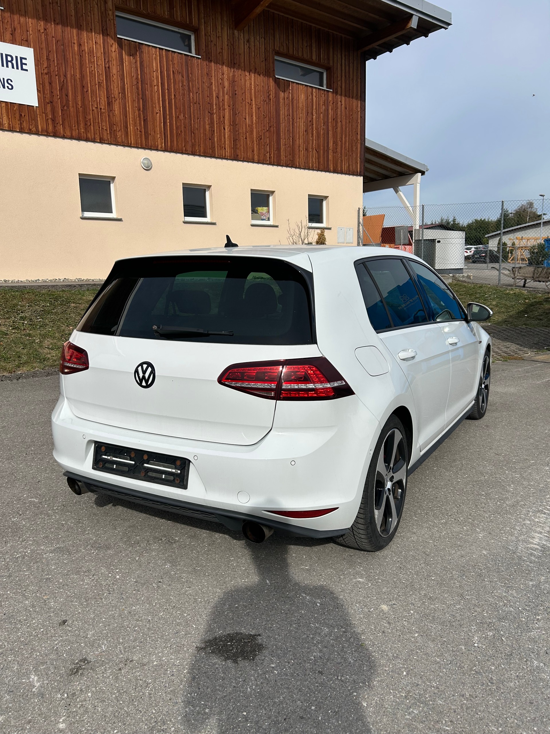 VW Golf 2.0 TSI GTI Performance DSG-image-3