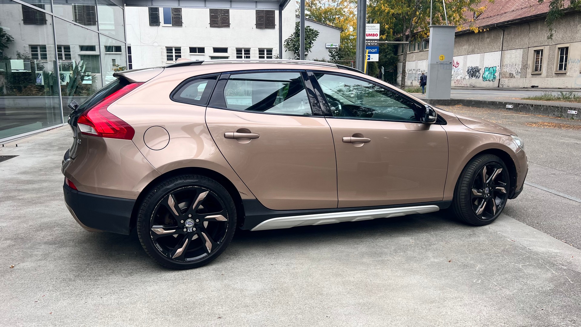 VOLVO V40 Cross Country D2-image-2