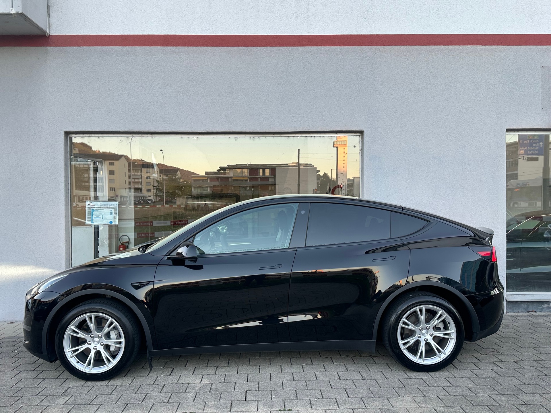 TESLA Model Y Long Range-image-2