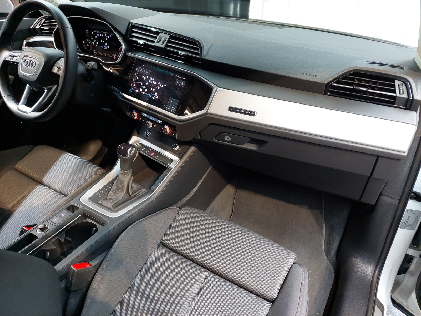 AUDI Q3 35 TDI S line quattro S-tronic-image-9
