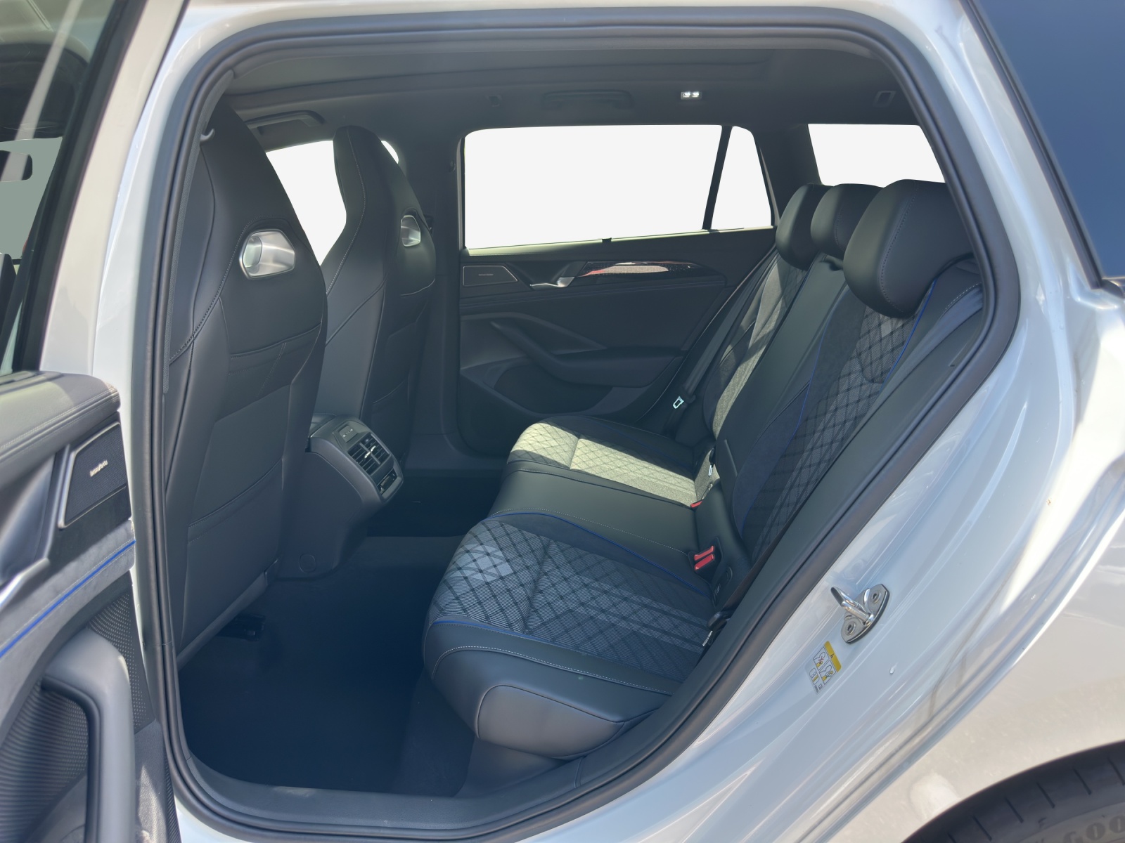 VW Passat Variant 2.0 TSI evo4 R-Line 4 Motion DSG-image-11