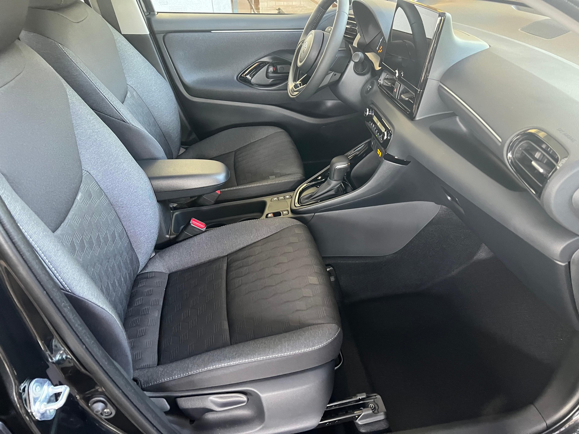 TOYOTA Yaris 1.5 VVT-i HSD Trend-image-12
