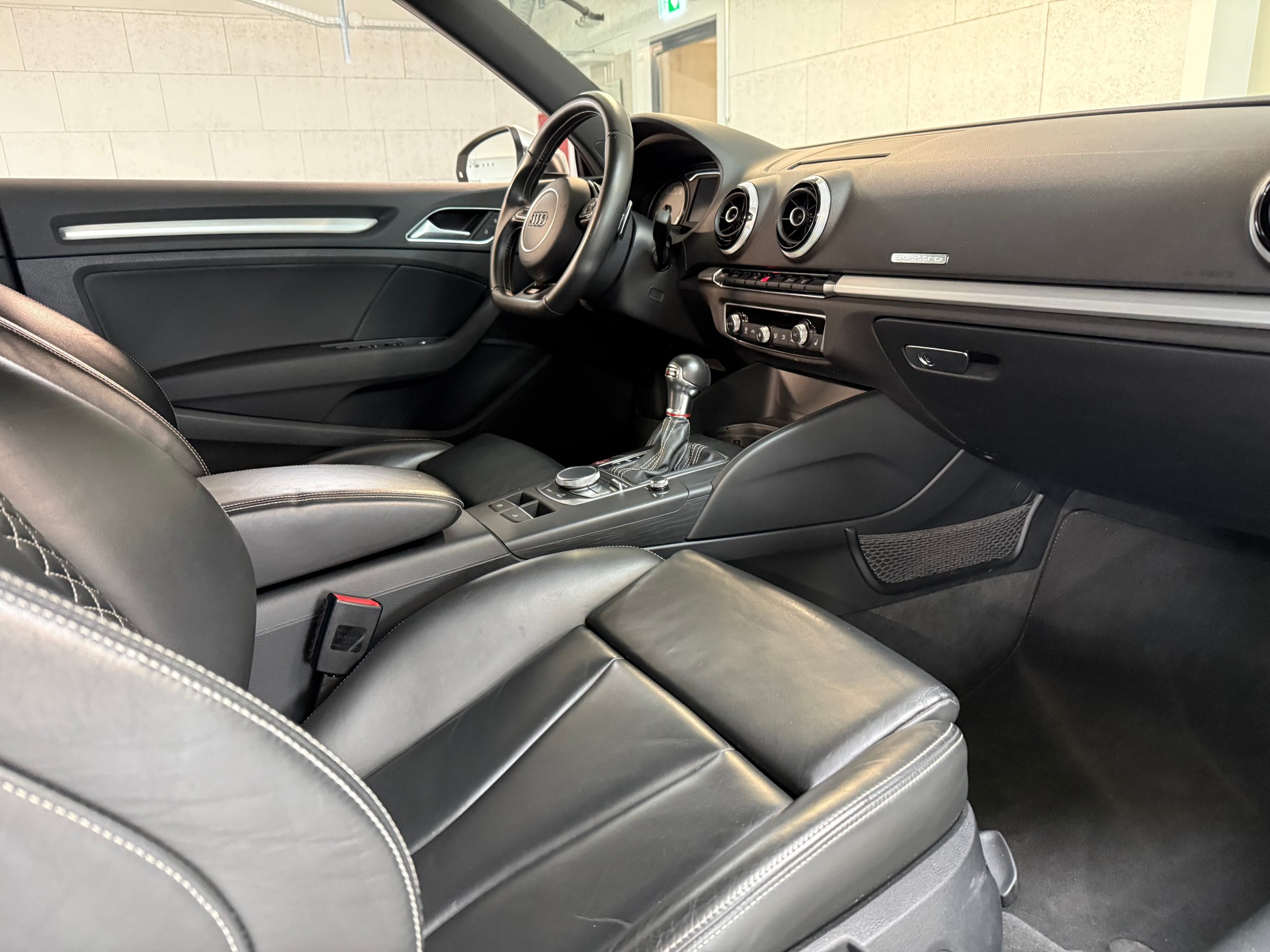 AUDI S3 Cabrio 2.0 TFSI quattro S-tronic-image-8