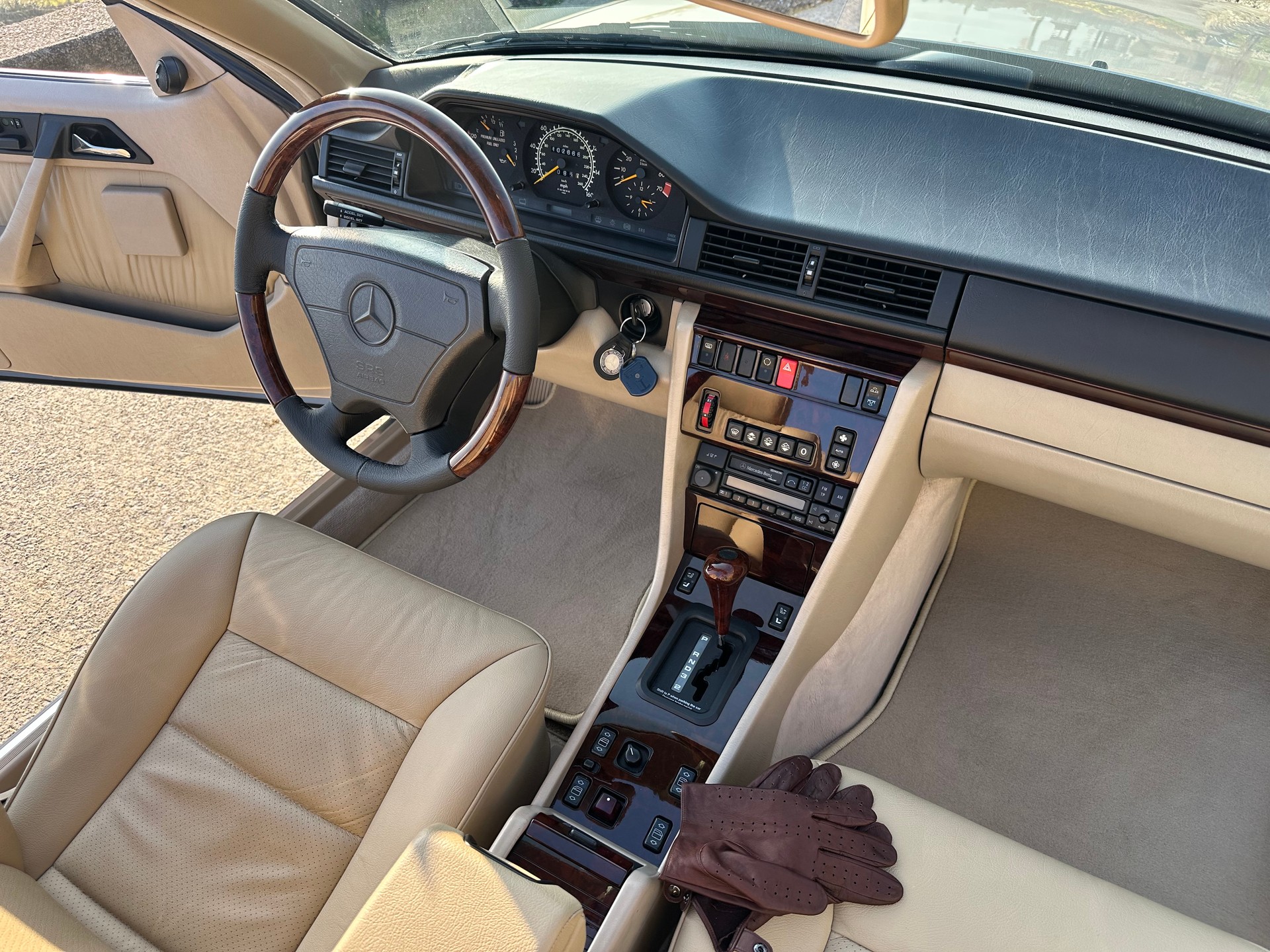 MERCEDES-BENZ E 320 Cabrio-image-14