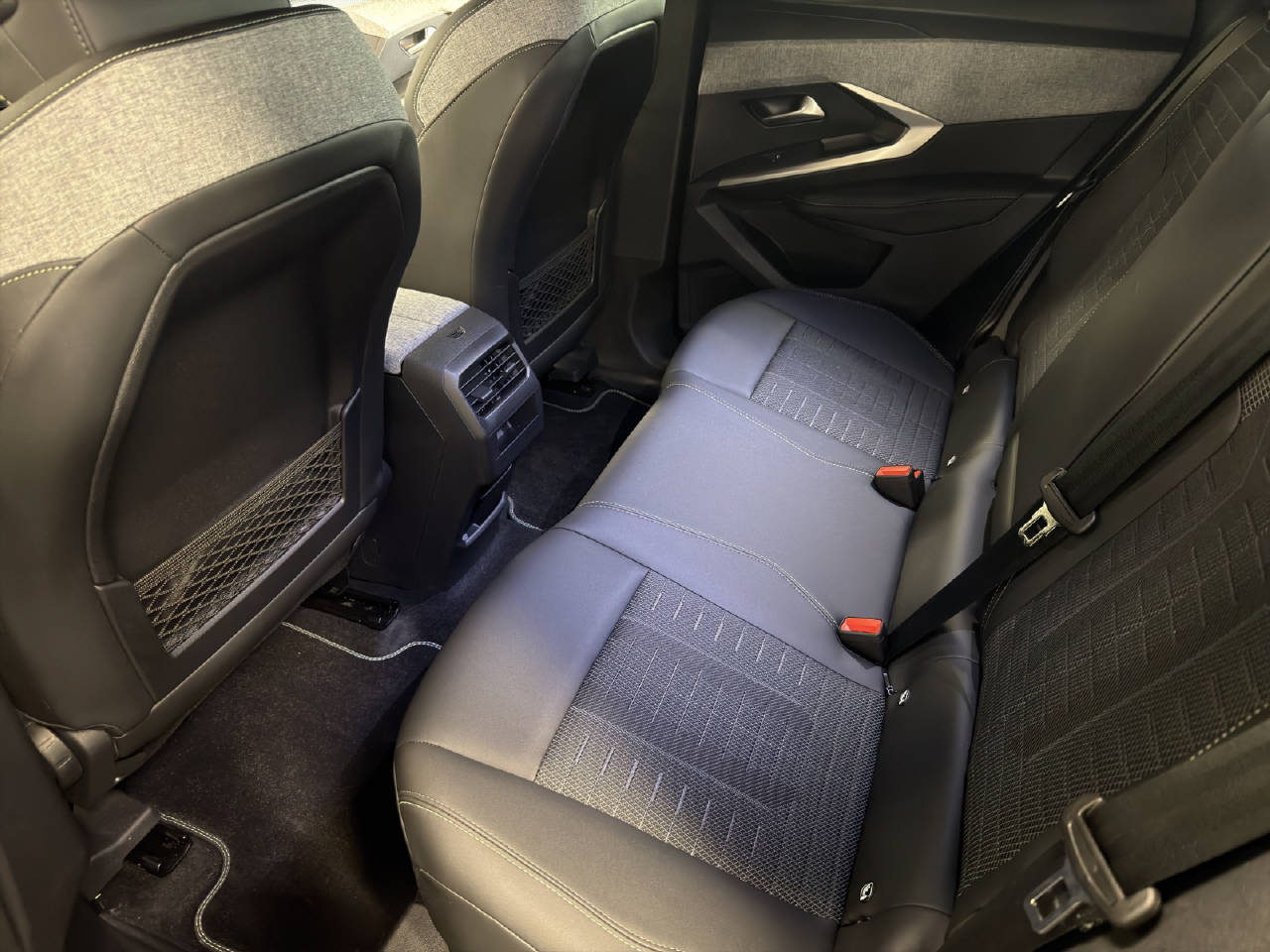 PEUGEOT 3008 1.2 Hybrid GT-image-8