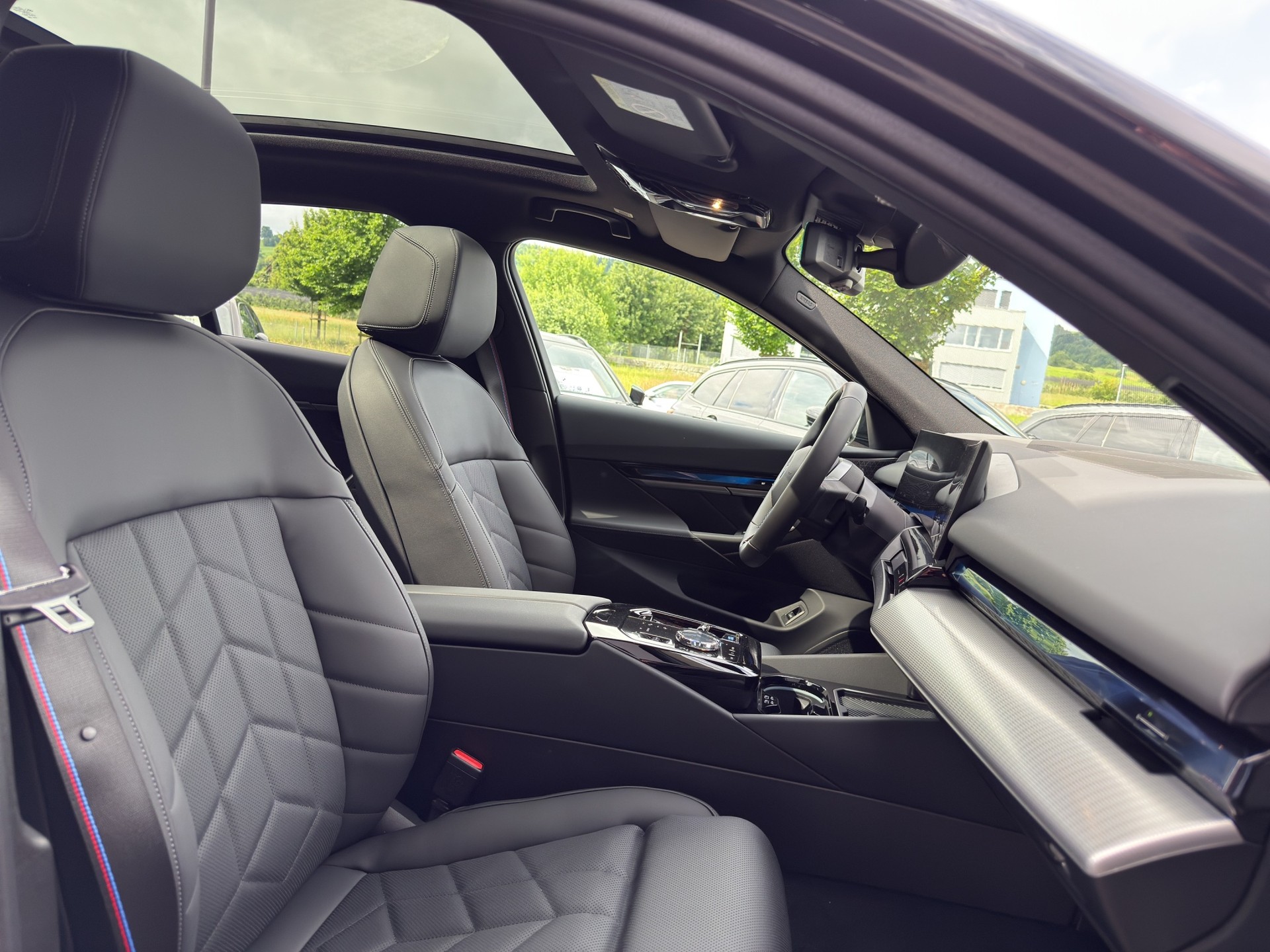BMW i5 M60 xDrive M Sport Pro-image-17