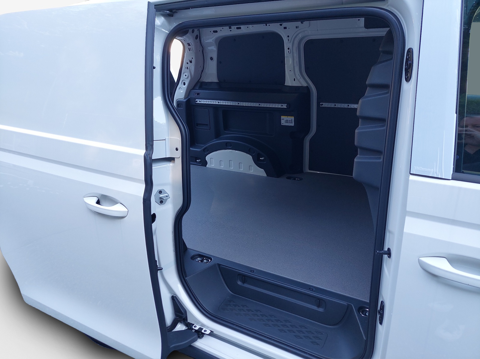VW ID. Buzz Cargo Pro-image-11