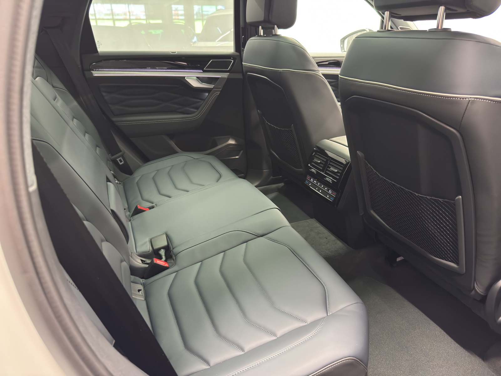 VW Touareg 3.0 V6 TSI R-Line-image-9