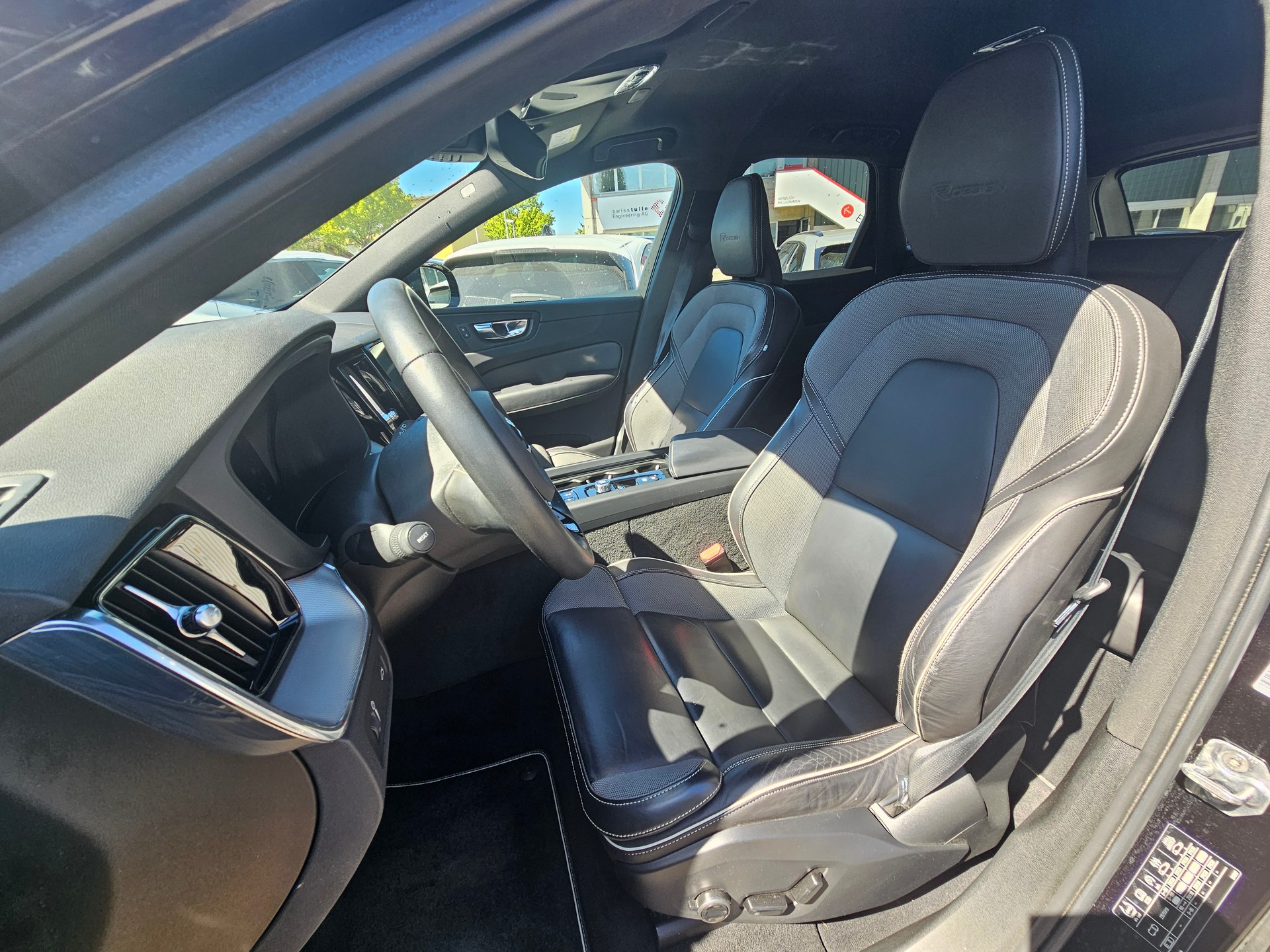VOLVO XC60 2.0 B4 MH R-Design AWD-image-7