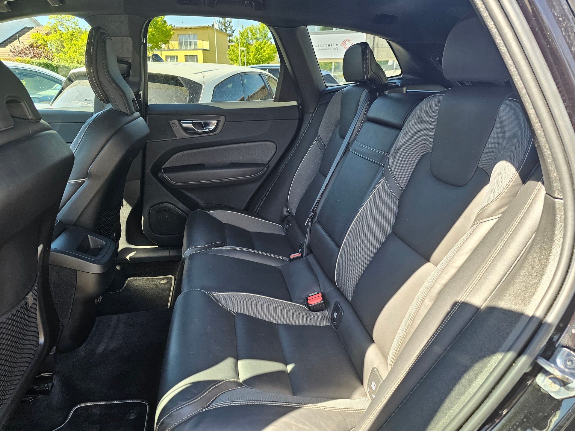 VOLVO XC60 2.0 B4 MH R-Design AWD-image-14