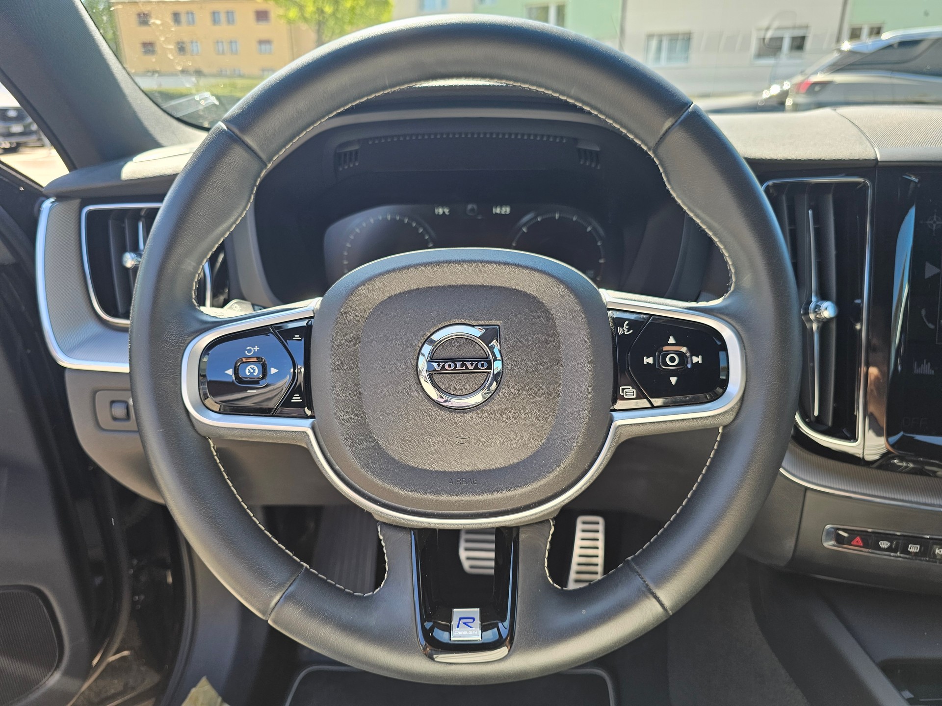 VOLVO XC60 2.0 B4 MH R-Design AWD-image-9