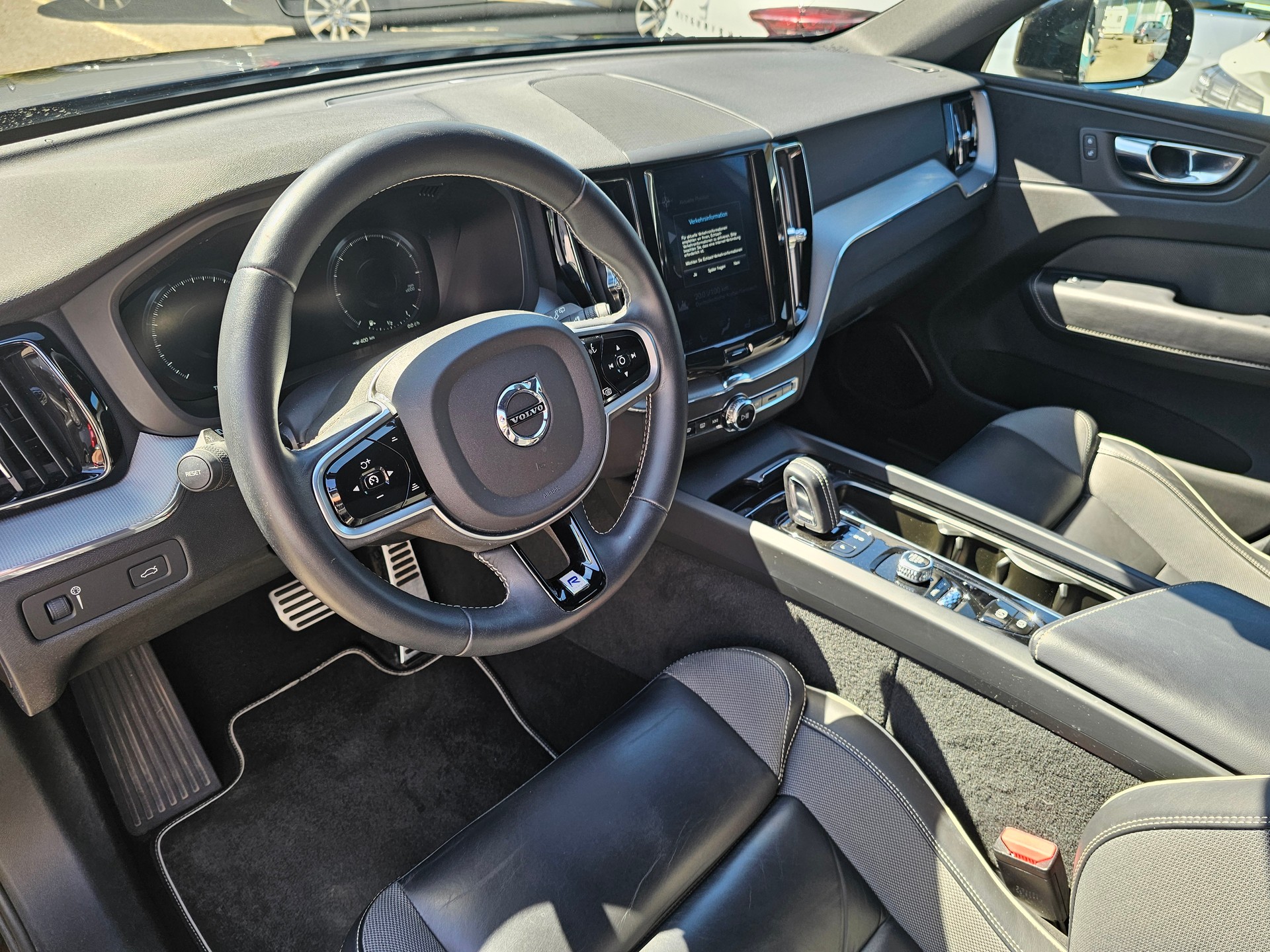 VOLVO XC60 2.0 B4 MH R-Design AWD-image-8