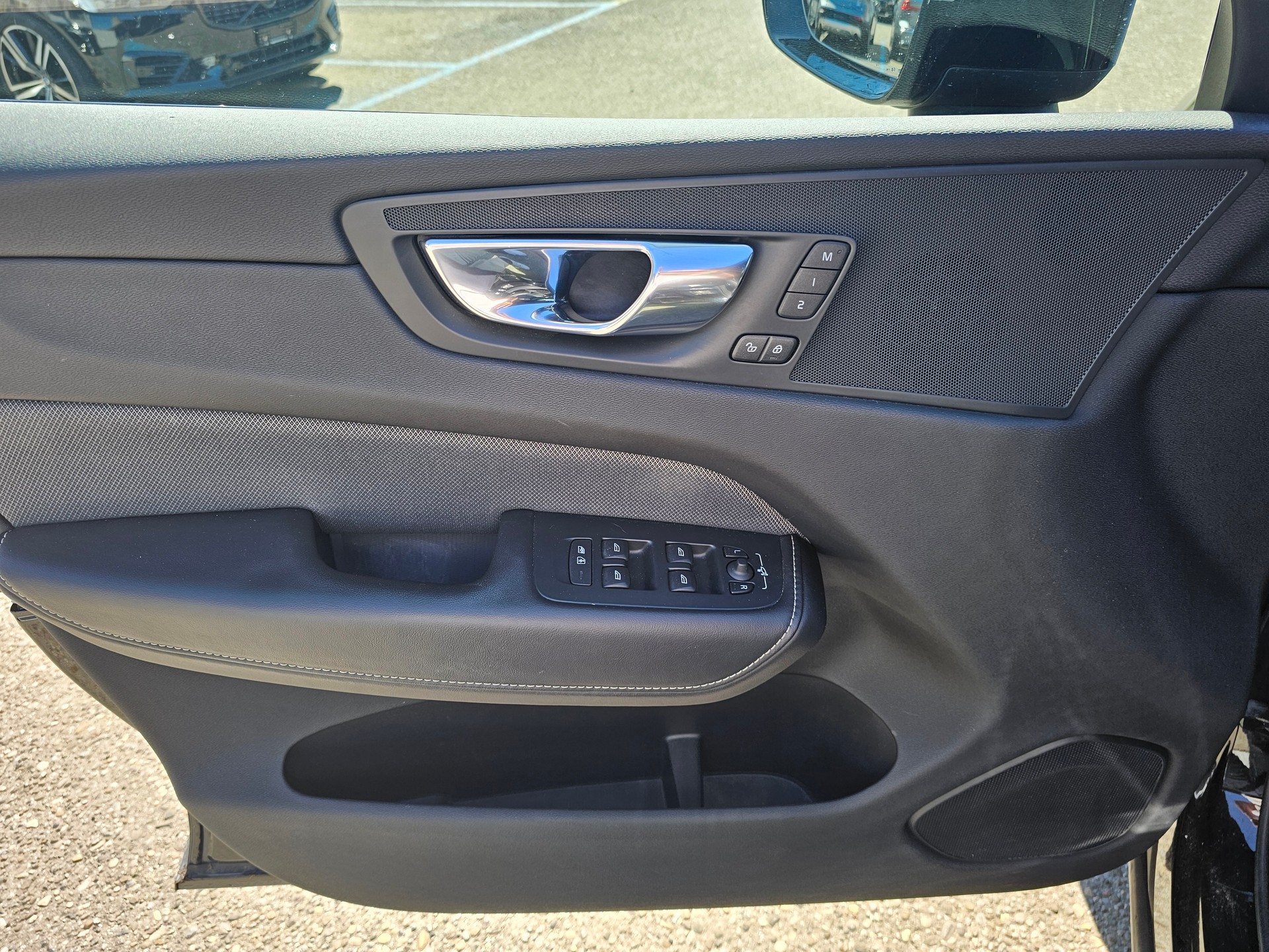 VOLVO XC60 2.0 B4 MH R-Design AWD-image-6
