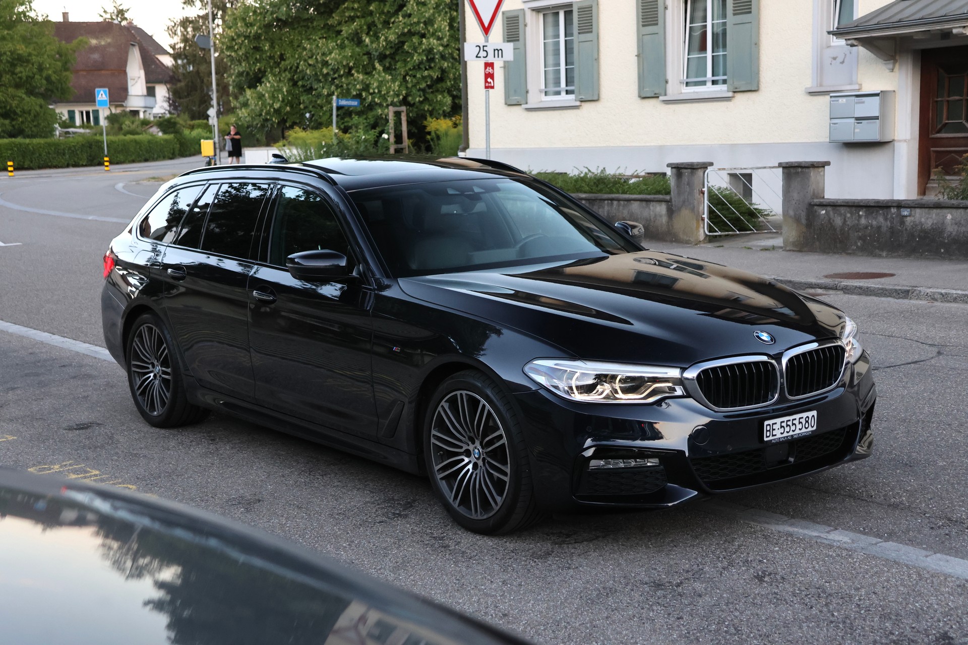 BMW 520d xDrive Touring Luxury Line Steptronic-image-2