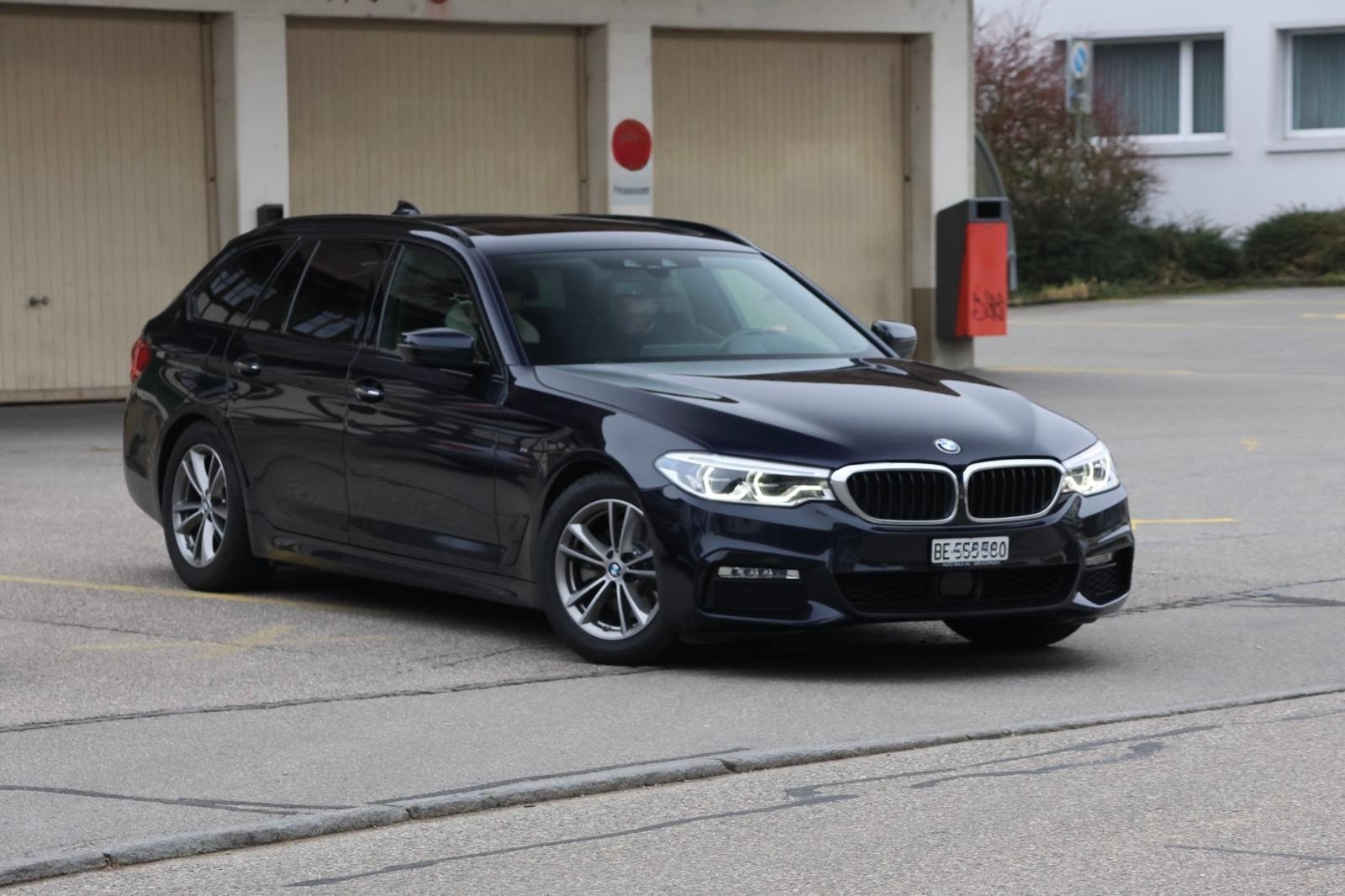 BMW 520d xDrive Touring Luxury Line Steptronic-showroom-element-1