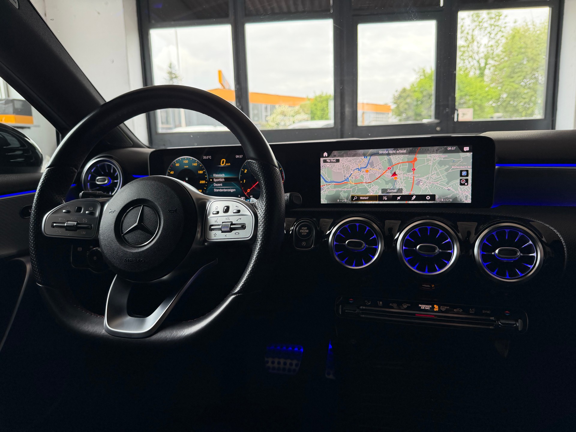 MERCEDES-BENZ A 200 AMG Line 7G-DCT-image-13