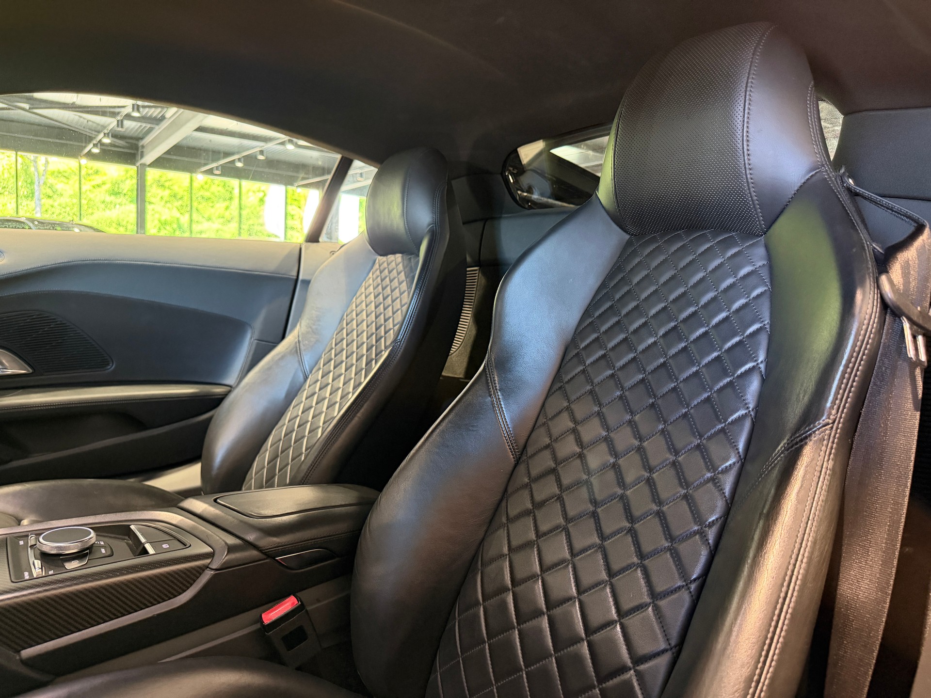 AUDI R8 Coupé 5.2 plus S-Tronic-image-11