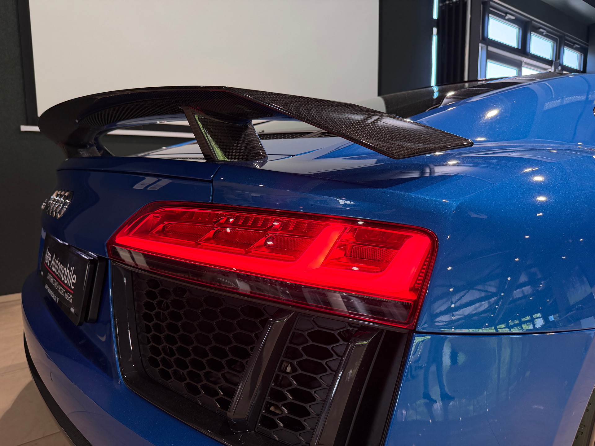 AUDI R8 Coupé 5.2 plus S-Tronic-image-6