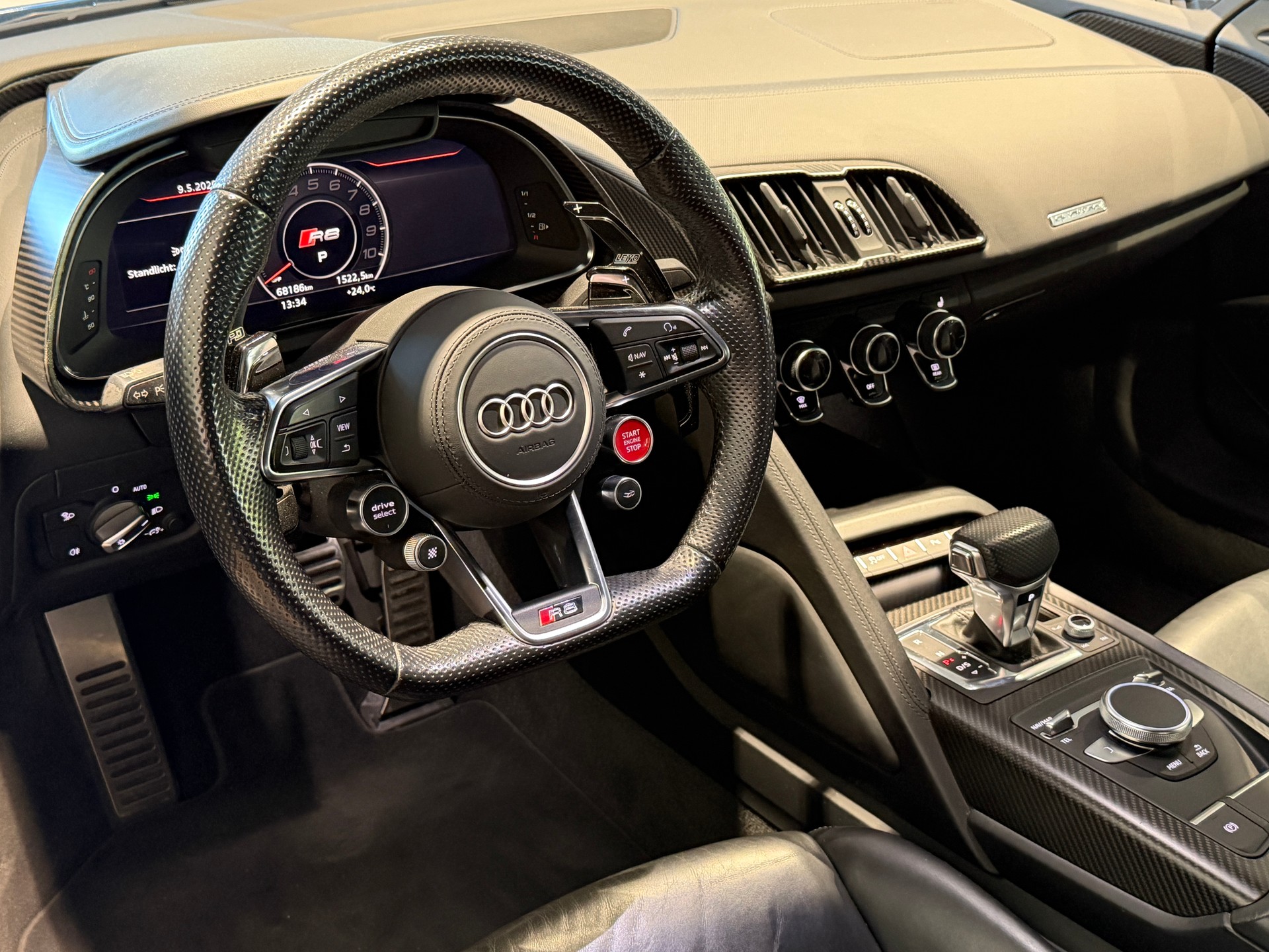 AUDI R8 Coupé 5.2 plus S-Tronic-image-8