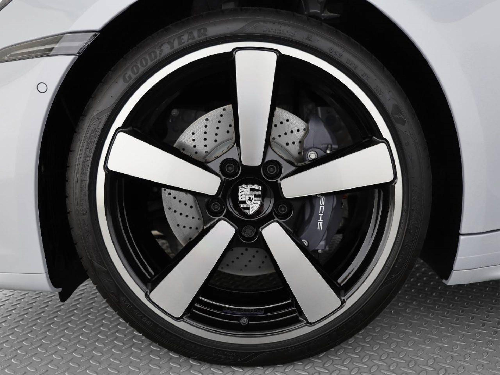 PORSCHE 911 Carrera-image-7