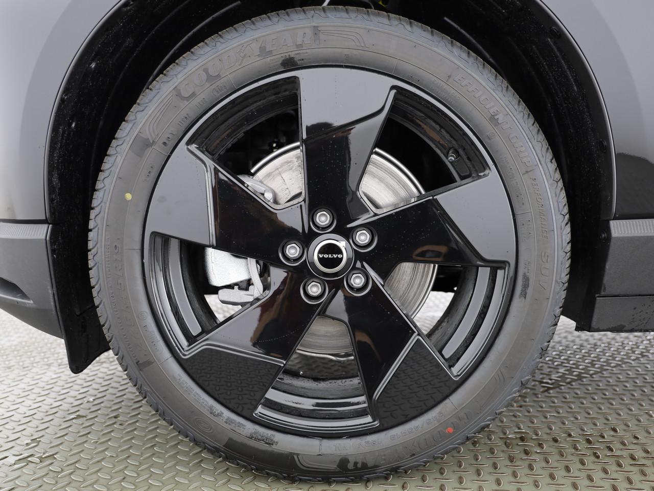 VOLVO EX30 E60 Plus Swiss Black Edition-image-6