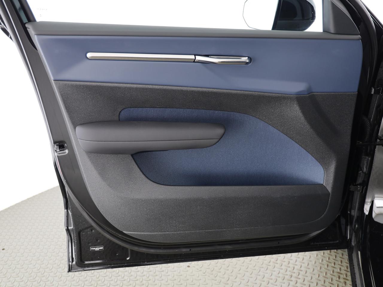 VOLVO EX30 E60 Plus Swiss Black Edition-image-18