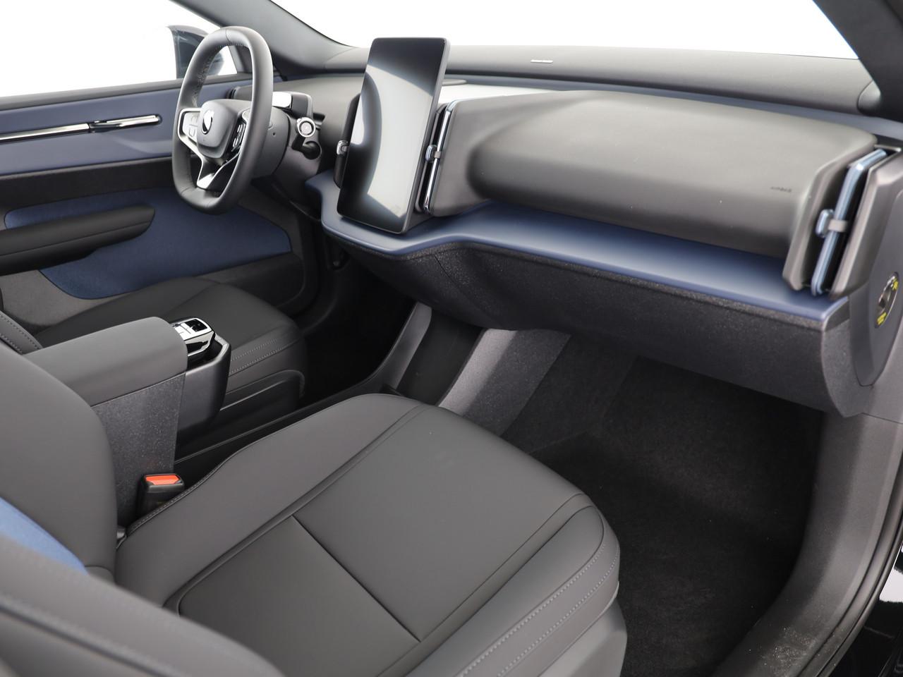 VOLVO EX30 E60 Plus Swiss Black Edition-image-9