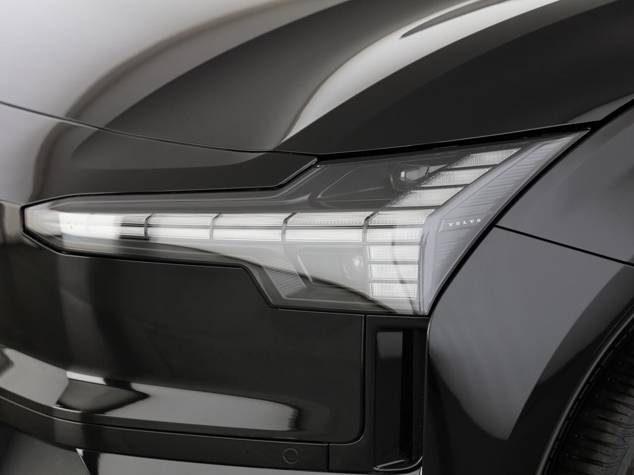 VOLVO EX30 E60 Plus Swiss Black Edition-image-5