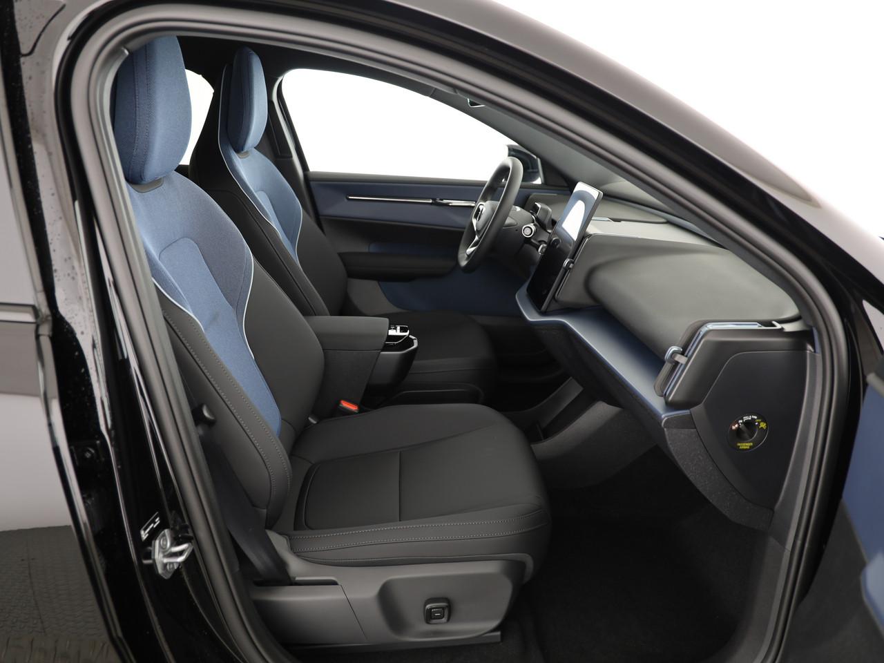 VOLVO EX30 E60 Plus Swiss Black Edition-image-8