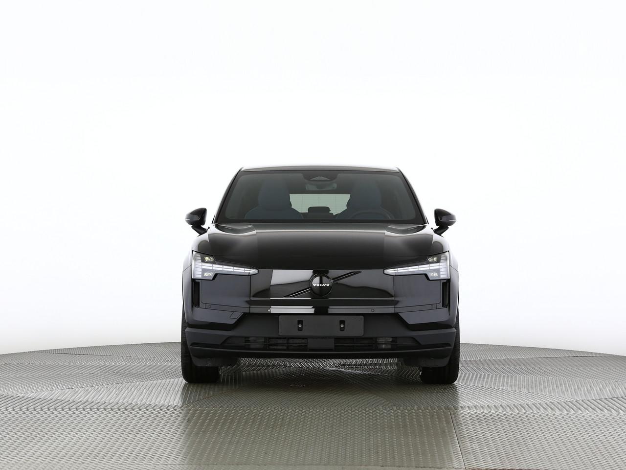 VOLVO EX30 E60 Plus Swiss Black Edition-image-4