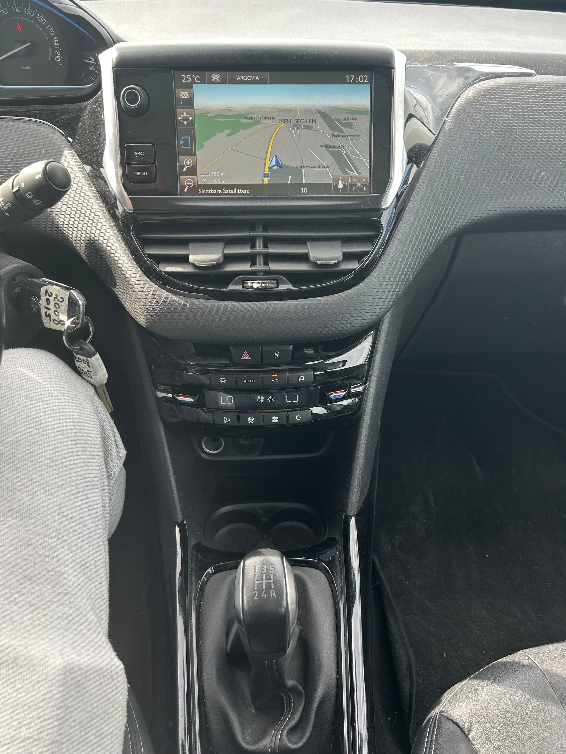 PEUGEOT 2008 1.2 PureTech Allure-image-7