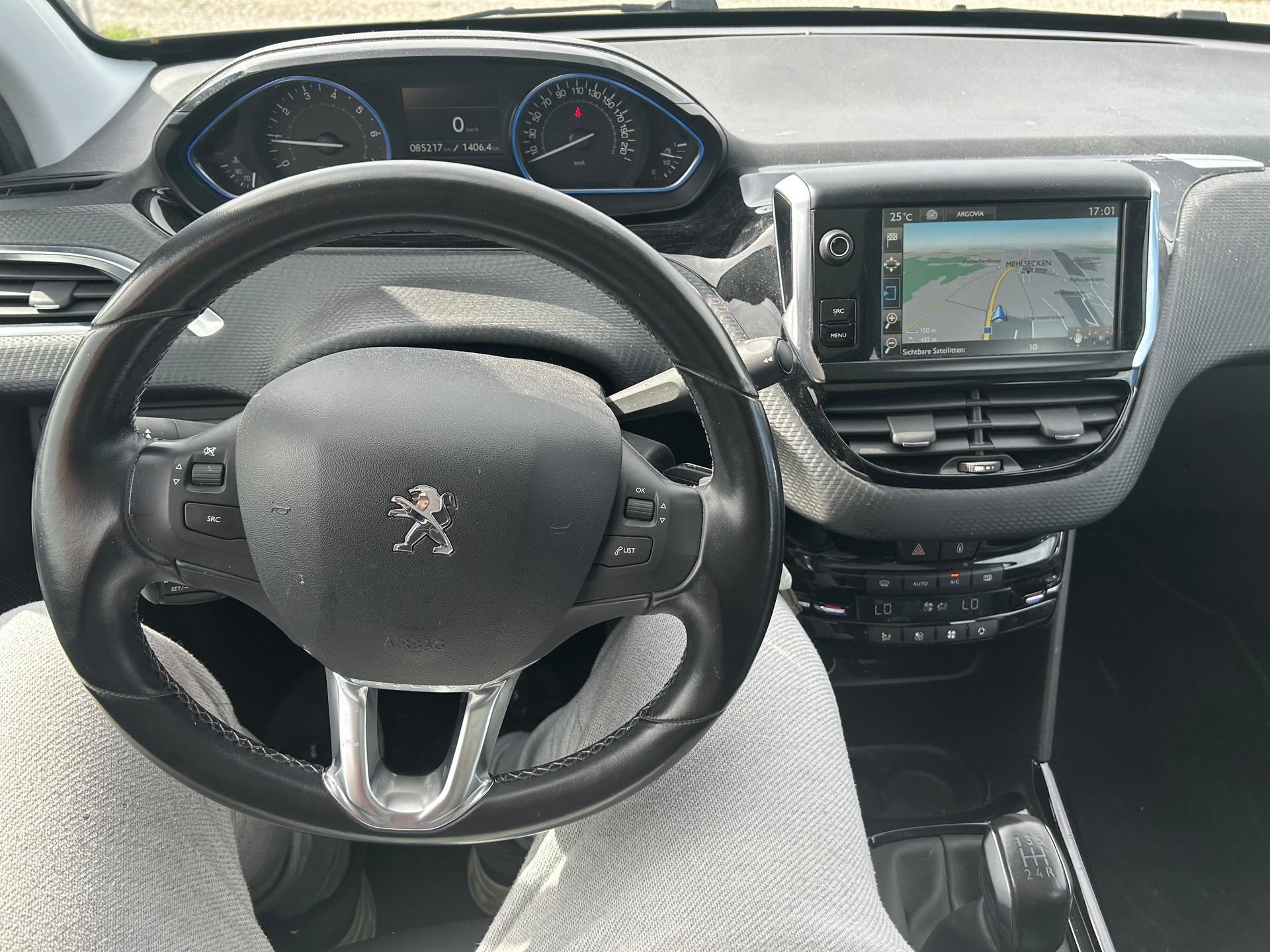 PEUGEOT 2008 1.2 PureTech Allure-image-6