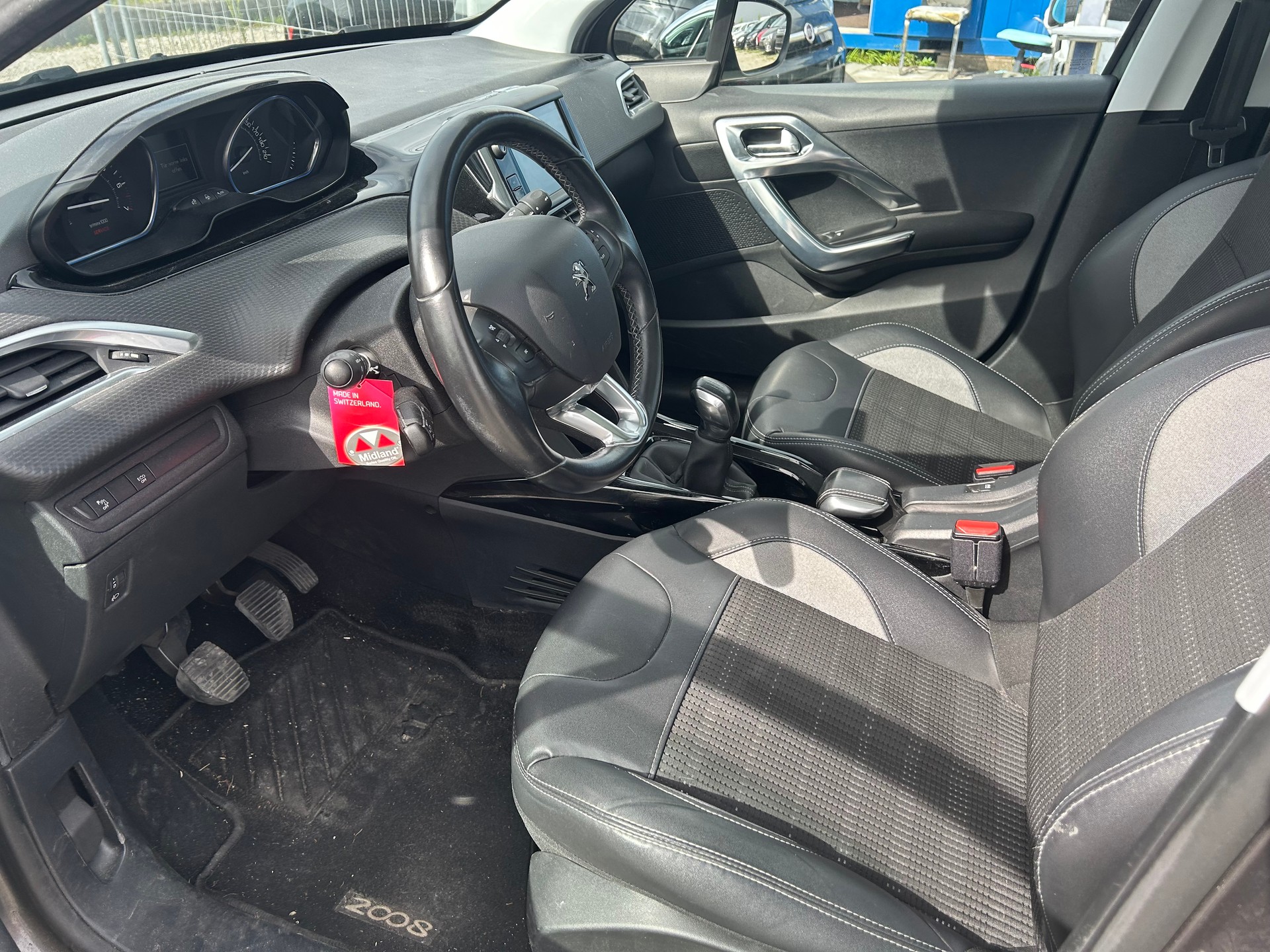 PEUGEOT 2008 1.2 PureTech Allure-image-8