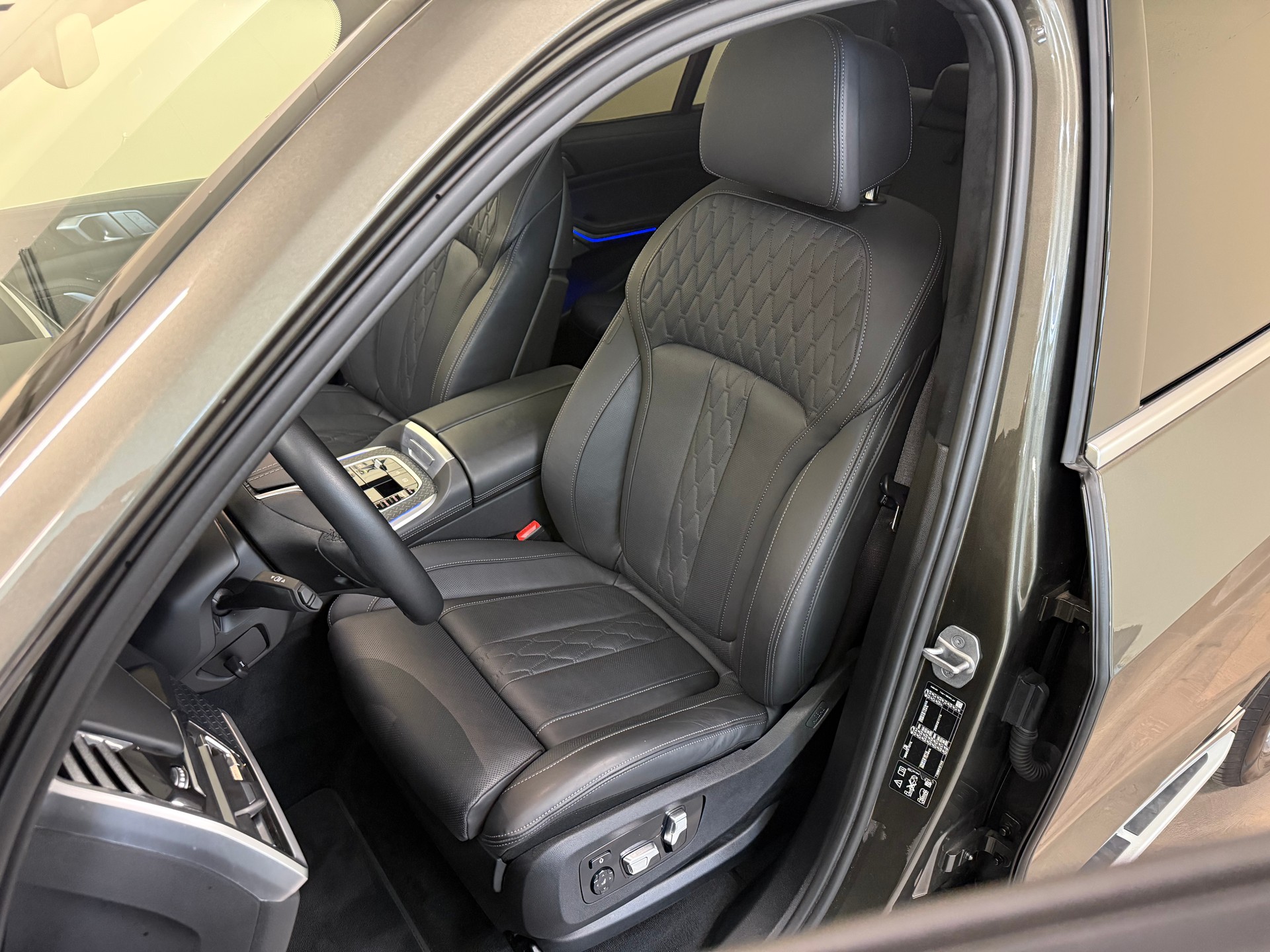 BMW X7 xDrive 48V 40i Steptronic-image-13