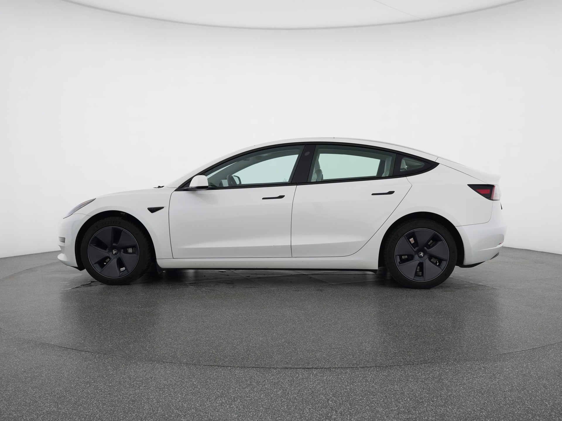 TESLA Model 3-image-1