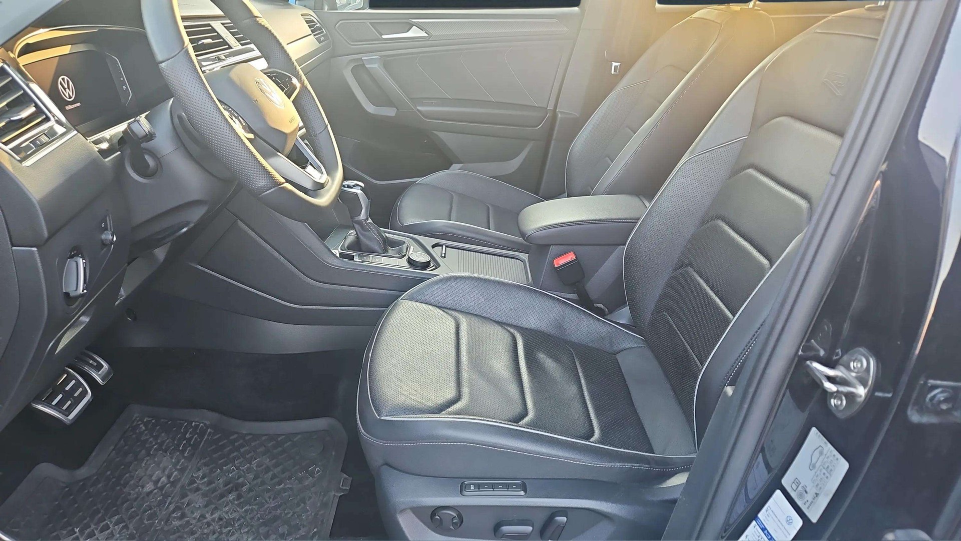 VW Tiguan Allspace 2.0 TDI SCR R-Line 4Motion DSG mit El. Ledersitze & AHK + Werksgarantie-image-10