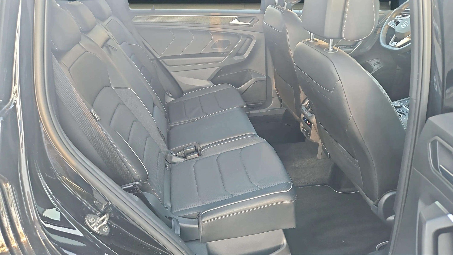 VW Tiguan Allspace 2.0 TDI SCR R-Line 4Motion DSG mit El. Ledersitze & AHK + Werksgarantie-image-12