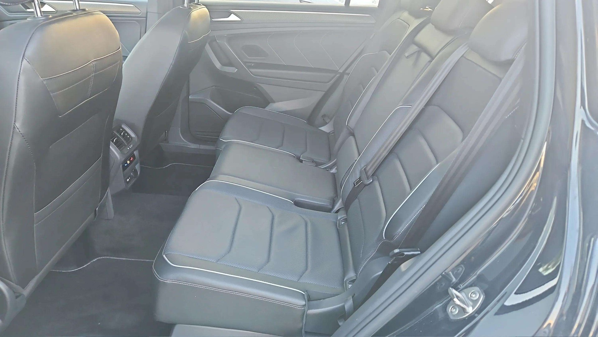 VW Tiguan Allspace 2.0 TDI SCR R-Line 4Motion DSG mit El. Ledersitze & AHK + Werksgarantie-image-13